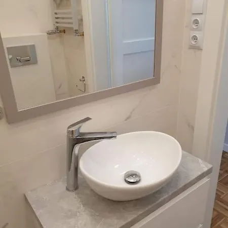 Duplex 250 M From Market Square