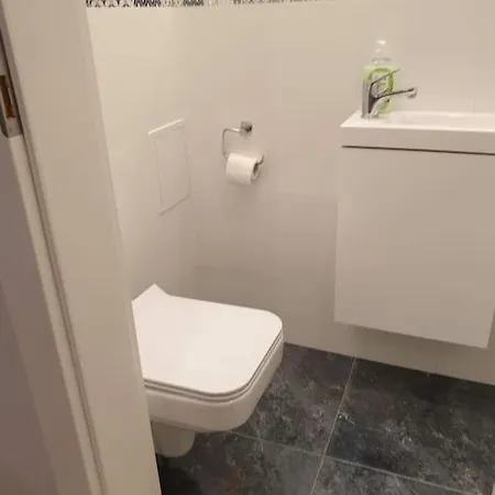 Duplex 250 M From Market Square *